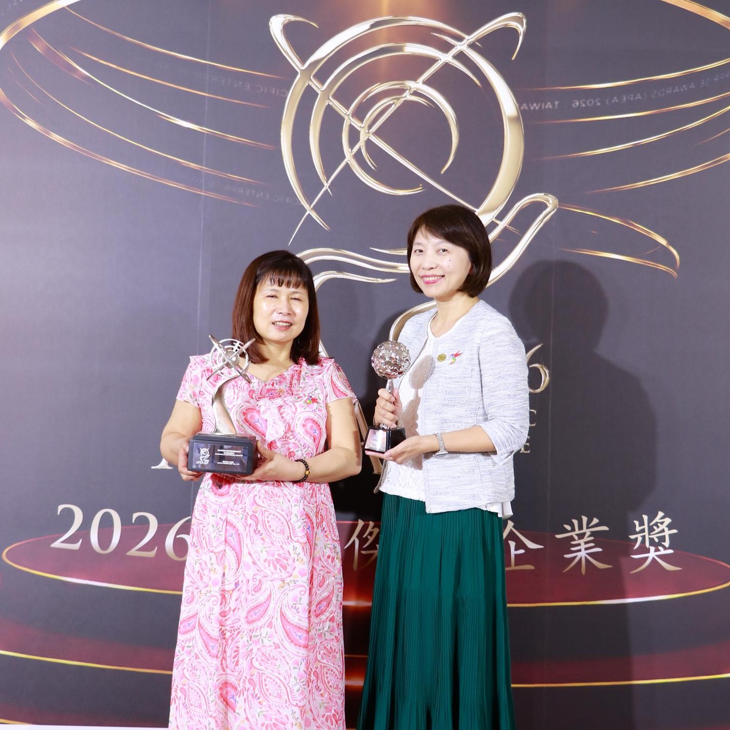 ADATA Chairman Simon Chen Receives Master Entrepreneur Award at APEA